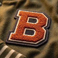 Chenille-Patch auf grüner College-Jacke