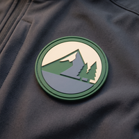2D-PVC-Patch auf dunkelgrauer Jacke