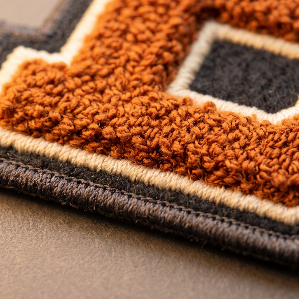 Nahaufnahme der Chenille-Schlaufen und Filzkante