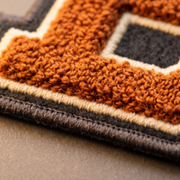 Nahaufnahme der Chenille-Schlaufen und Filzkante