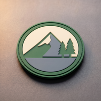 2D-Rubber-Patch: runder PVC-Aufnäher mit Bergen und Tannen